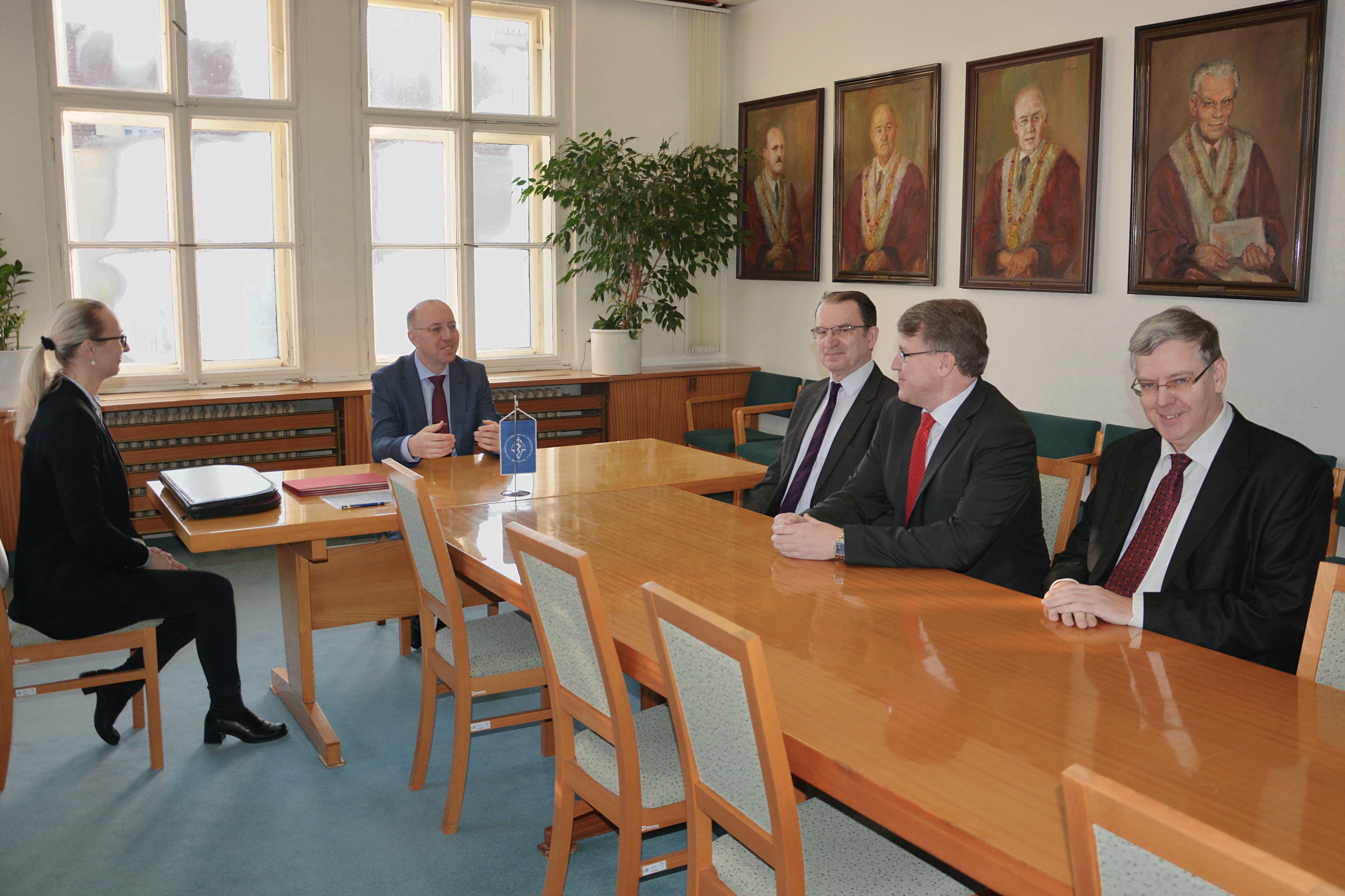 Pan rektor přivítal své kolegy ve Velké zasedací místnosti na rektorátě.