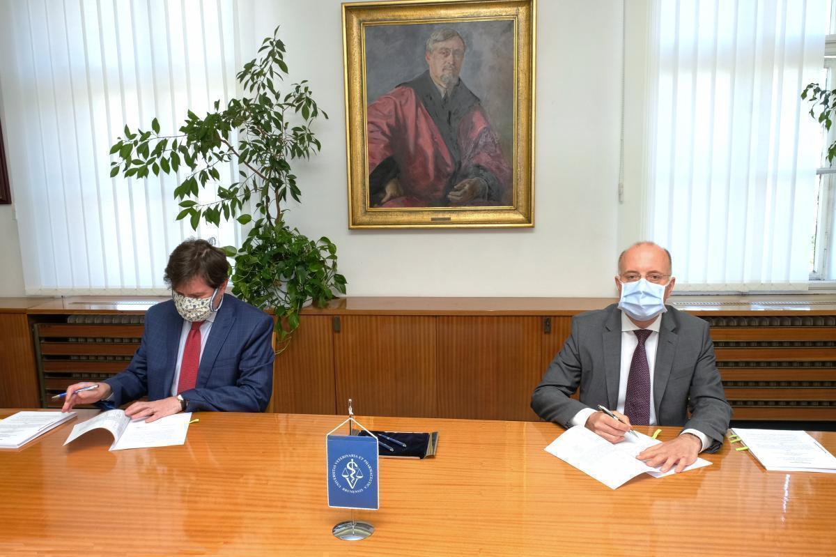 Rektoři VFU Brno a MU podepsali smlouvy stvrzující  přesun FaF